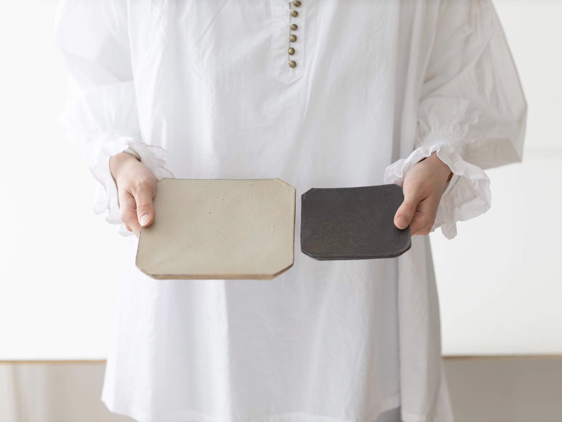 寺田昭洋　白　平皿 足付き 寺田昭洋 隅切プレート｜皿・器｜オルネ ド フォイユ公式