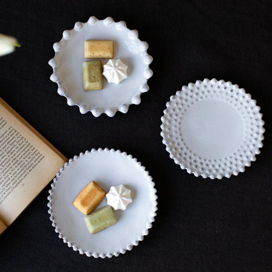 左下はソーサー、左上はソーサー（大粒）、右はソーサー（小粒）