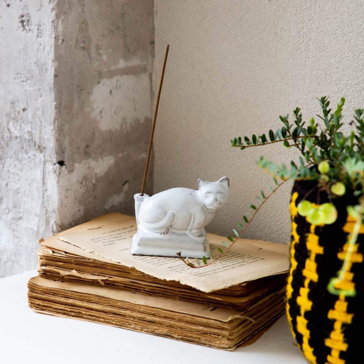 Astier de Villatte Minou キャットインセンスホルダー – Orné de Feuilles