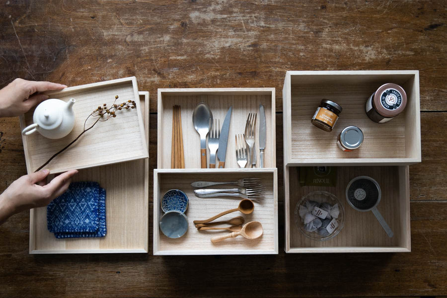 山の形 桐のトレイ Orné de Feuilles