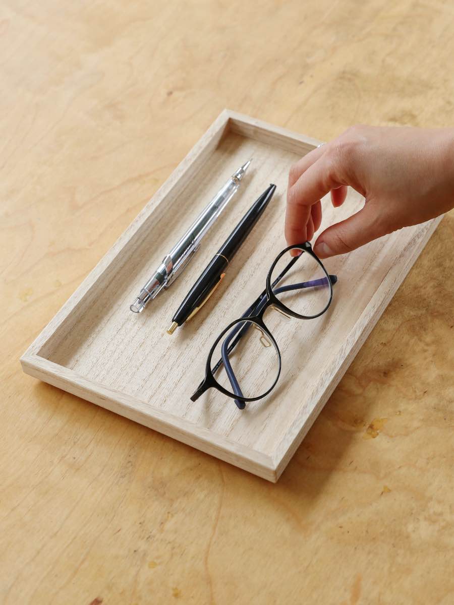 山の形 桐のトレイ Orné de Feuilles